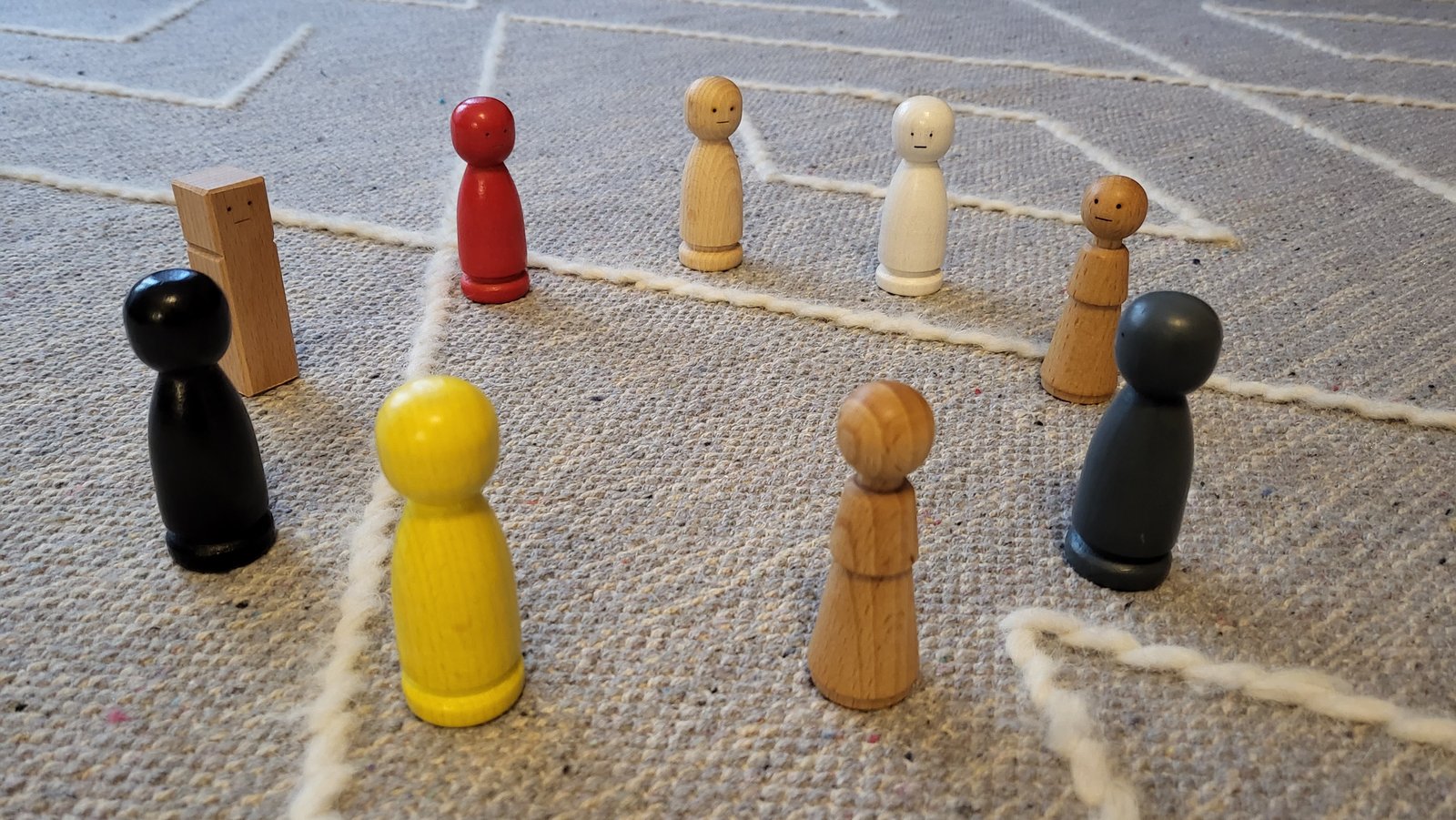 Aufstellungsfiguren aus Holz im Kreis